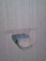 「壁にあいた５cmの穴の補修」についての画像