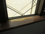 「出窓部サッシ接合下部の建材はがれ修理」についての画像
