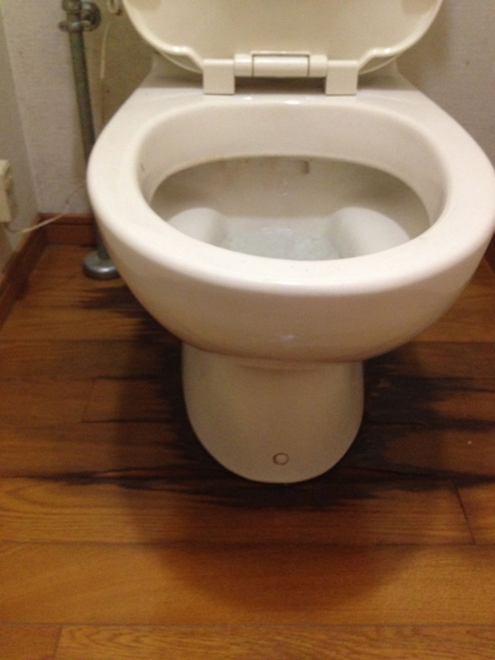 トイレの水漏れ修理と床板張り替え｜リフォームのことなら家仲間コム