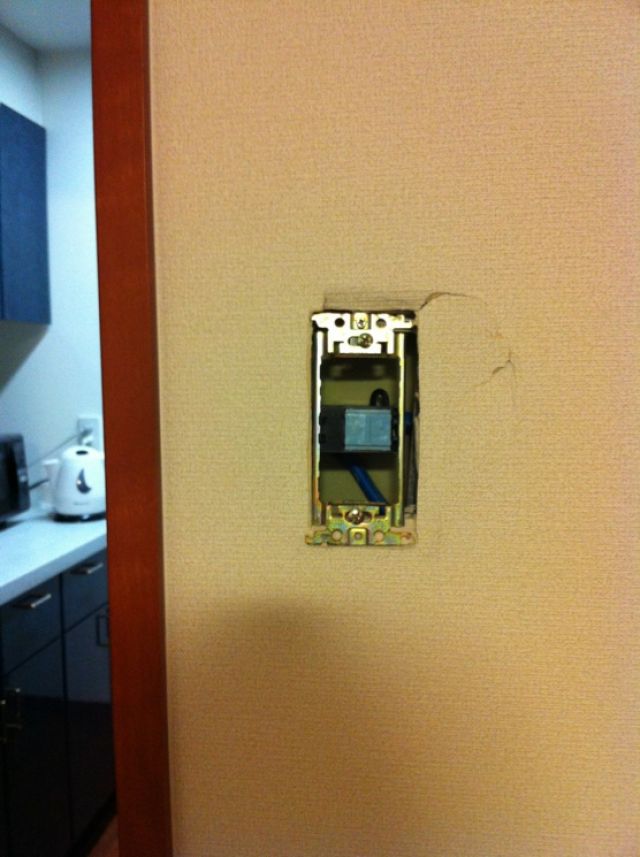 壁の電気スイッチが陥没したので修理したい リフォームのことなら家仲間コム