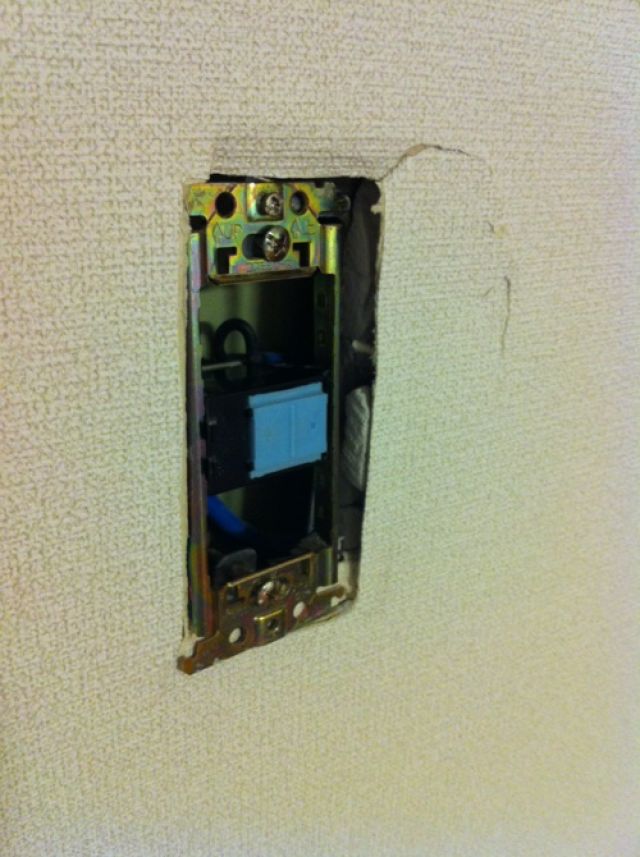 壁の電気スイッチが陥没したので修理したい リフォームのことなら家仲間コム