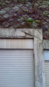 「ガレージの壁のはがれ」についての画像