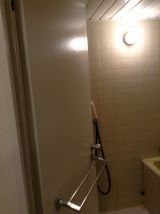 「マンション浴室木製ドア（鉄枠）をアルミドアに交換」についての画像