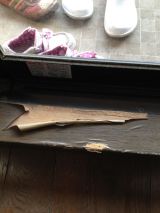 「窓枠下の台座部分の木目シートの剥がれ補修」についての画像