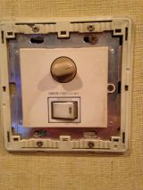 「リビングの調光スイッチの外装を修理」についての画像