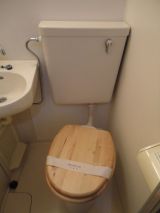 「トイレタンクと便器につながる配管より水漏れ」についての画像