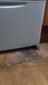 「冷蔵庫を置いてある床が水漏れで腐食し傾いてしまった」についての画像