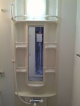 「バスルームのシャワーユニットひび割れ補修・塗装」についての画像