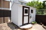「庭に白いおしゃれな物置小屋を新築したい」についての画像