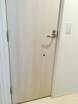 「トイレのドア横65センチ縦170センチの穴（10センチくらい）の修理」についての画像