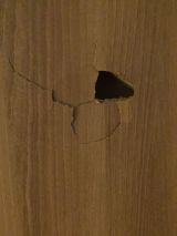 「寝室の扉の15×15㎝の穴と10×7㎝の亀裂の修理」についての画像