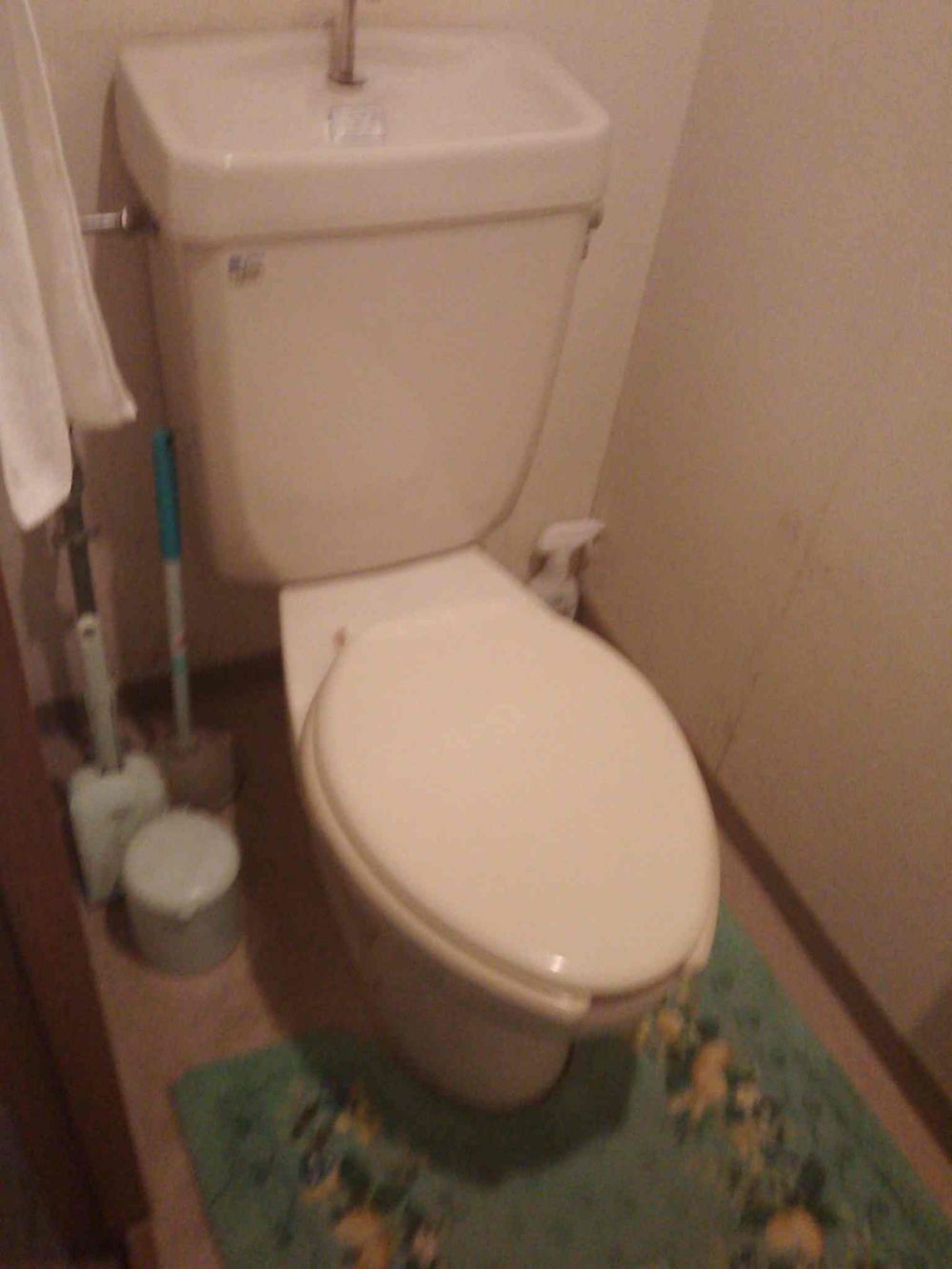 トイレ便器の交換と床 側面壁紙の貼替え リフォームのことなら家仲間コム