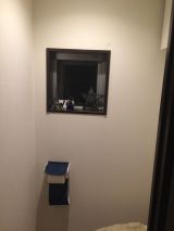「トイレの窓枠上の壁10㎝四方に壁穴」についての画像