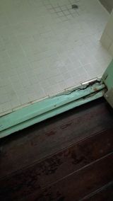 「浴室ドア木製敷居の腐食修理をお願いします」についての画像