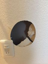 「壁に穴があいたので修理お願いします」についての画像