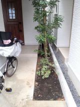 「玄関アプローチの植栽を駐輪スペースにリフォームしたい」についての画像