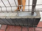 「フェンス下のコンクリートを修理」についての画像