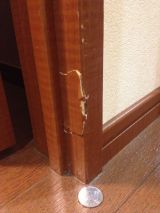 「ドアの木枠の剥がれを補修したい」についての画像