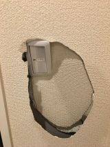 「トイレの電気部分の壁に穴があきました」についての画像