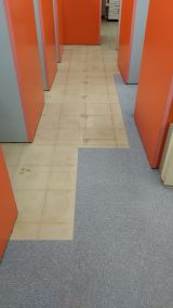 「床のタイルカーペットの貼替依頼」についての画像