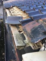 「瓦が落ちた屋根の修理」についての画像