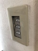 「壁に陥没したスイッチを直したい」についての画像