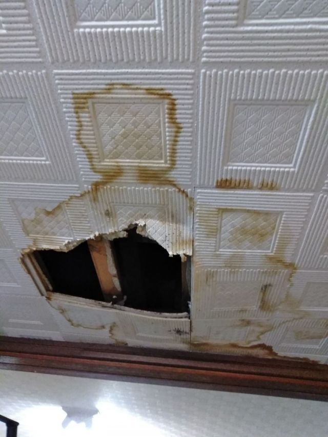 天井の穴の修繕と原因解明 あと部屋の壁についたカビ除去 リフォームのことなら家仲間コム