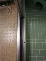 「浴室サッシ（引き戸）の戸車が壊れ、交換もしくは修理」についての画像
