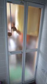 「浴室ドア外枠のフレーム割れ（横70㎝×縦180㎝）の修理」についての画像