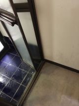 「脱衣所の床、浴室のドア」についての画像
