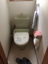 「トイレ（広さ１帖程度）の便器交換、床材・壁紙の張り替え」についての画像