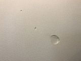 「壁の穴（3㎝2つ、10㎝1つ）6㎝壁紙剥がれ修理」についての画像