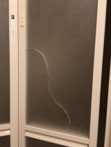 「浴室ドアの樹脂パネル割れの修理」についての画像