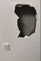 「壁に開いた穴（50×30）を修理したい」についての画像