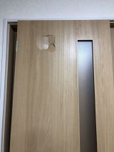 「リビングのドア（180×65）穴の補修」についての画像