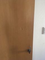 「室内ドアの割れ（5㎝×6㎝）と壁穴の補修」についての画像