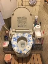 「洋式簡易トイレ、ファミレット(日立)のシャワー便座スワレット（TOTO）交換」についての画像
