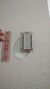 「壁の電気スイッチの陥没修繕」についての画像