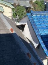 「台風で捲れ上がってしまった外壁のトタン板の修復」についての画像