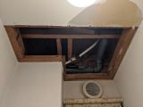 「１階洋式トイレの天井の、水道管修理のために開けた空間の回復修理」についての画像