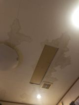 「台風による雨漏りで天井にシミができてしまった」についての画像