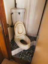 「段差のある和式トイレから洋式トイレにリフォームしたい」についての画像