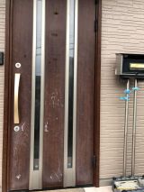 「傷だらけの玄関の扉の修理」についての画像