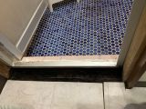 「浴室ドア下の床の修復」についての画像