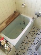 「浴槽の交換か、塗装し直し」についての画像