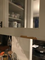 「キッチンの上の戸棚のクロスと浴槽」についての画像