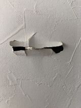 「①2F洋室の壁穴修理、②1F玄関のドア凹みの修理」についての画像