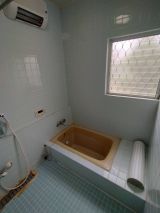 「在来浴室、サイズUPした浴槽への交換および排水溝周りの補修」についての画像