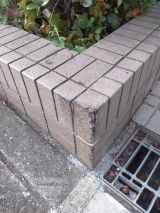 「駐輪場のブロックの欠けを補修修理したい」についての画像