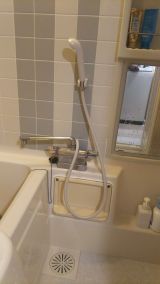 「浴槽水栓の交換と水栓用点検口の修理」についての画像